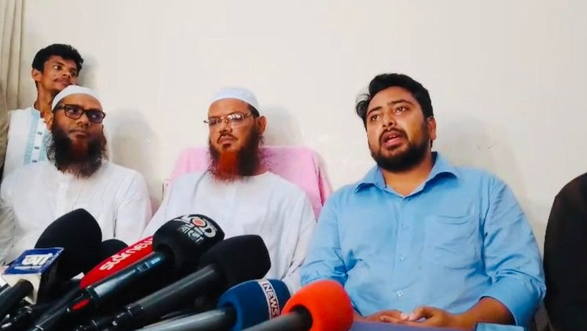 মধ্যরাতে চরমোনাই পিরের দরবারে এনসিপির নেতারা