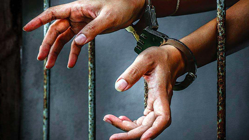 অবৈধ অভিবাসীবিরোধী অভিযানের খবর শুনেই স্বামী ও দুই সন্তানকে রেখে পালালেন নারী