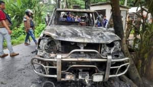 গোপালগঞ্জে এনসিপির পদযাত্রাকে কেন্দ্র করে পুলিশের গাড়িতে আগুন