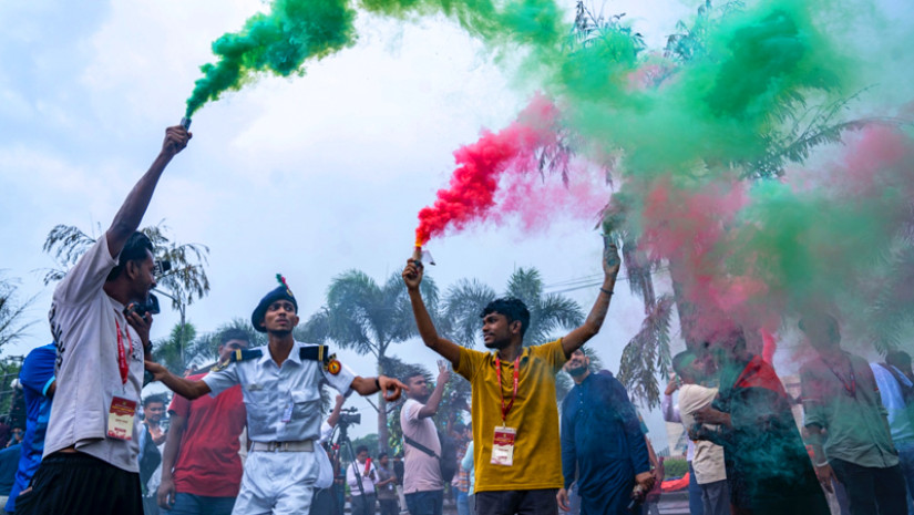 মানিক মিয়া অ্যাভিনিউতে ‘সরকার পতনের মুহূর্ত’ উদযাপন
