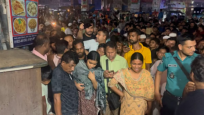 বিকেলে চাঁদাবাজি নিয়ে লাইভ, রাতে প্রকাশ্যে সাংবাদিককে কুপিয়ে হত্যা