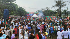 বৃষ্টি উপেক্ষা করে মানিক মিয়া অ্যাভিনিউয়ে জনতার ঢল